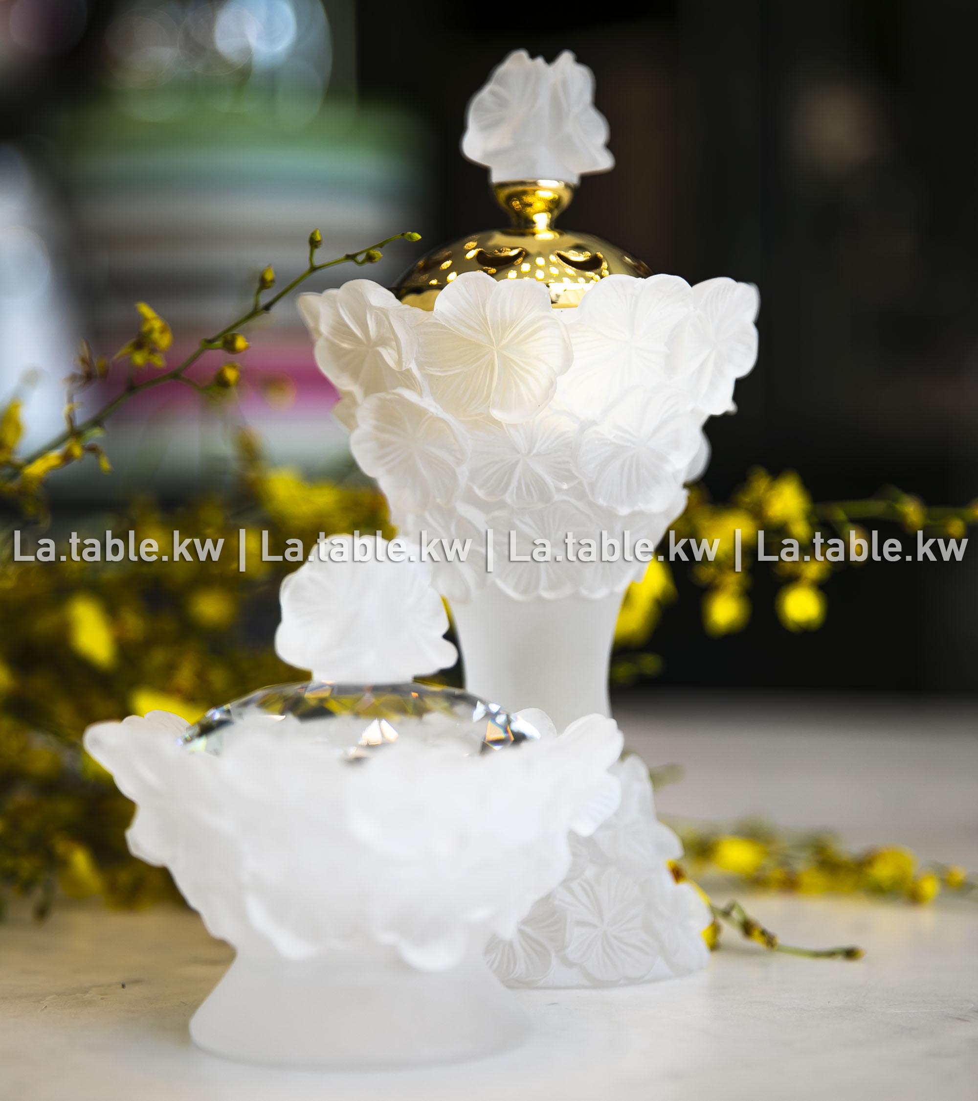 White Crystal Petals Mubkhar Set / بتالس كريستال طقم مبخر مع غطاء فضي- أبيض