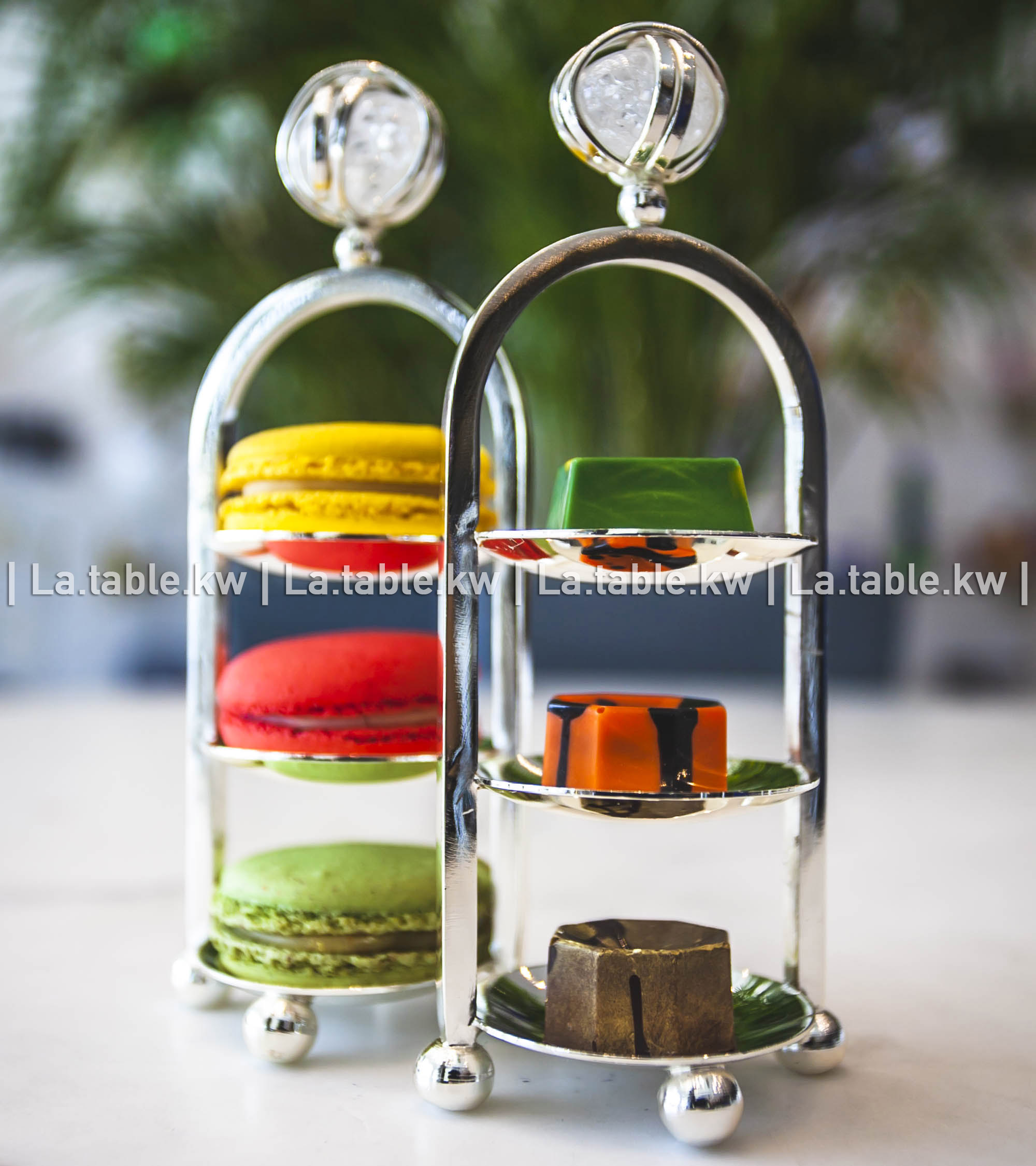White Stone Designed Chrome 3-Tier Mini Stand / حامل صغير من الكروم بثلاث طبقات بتصميم حجري أبيض